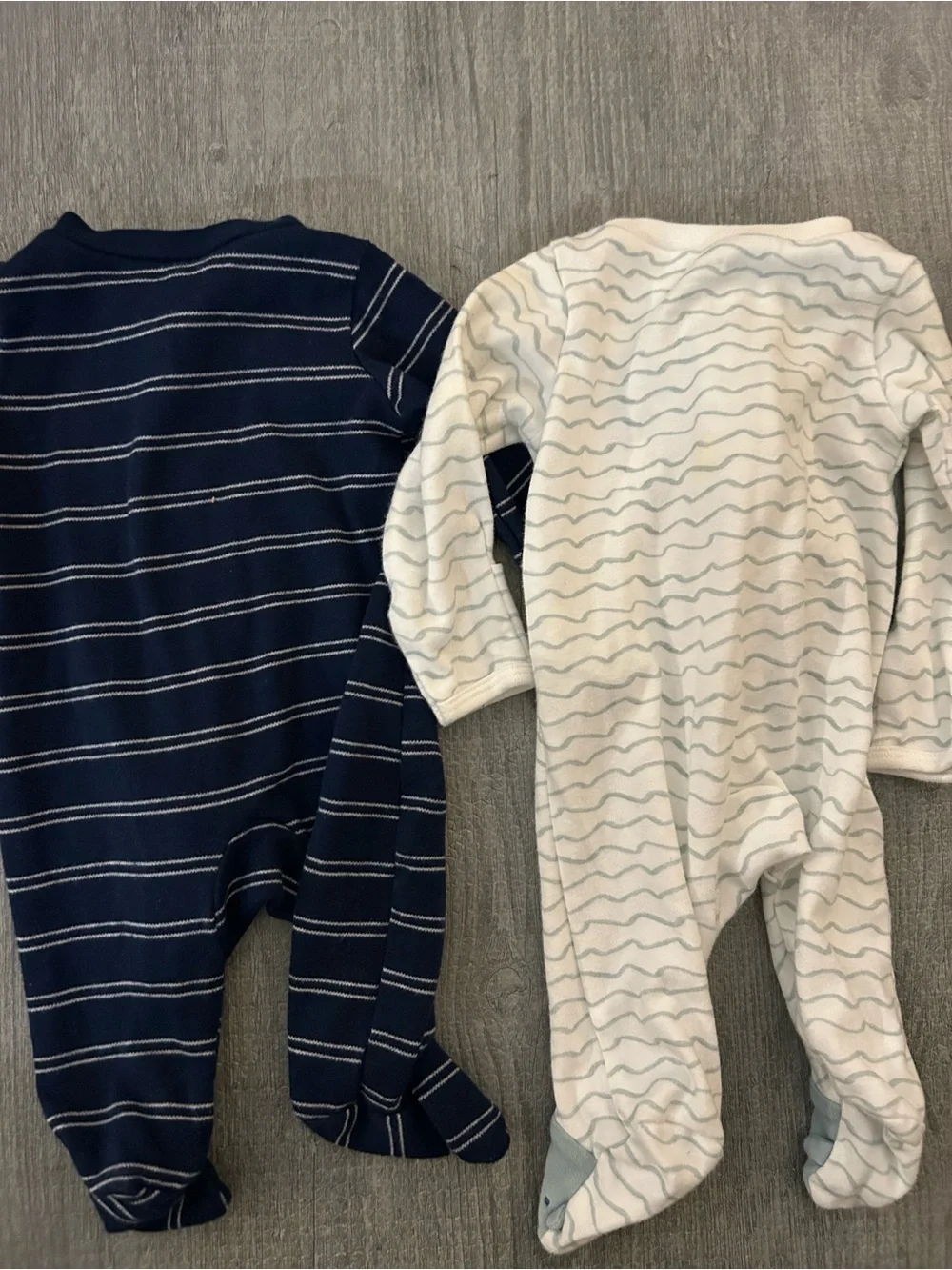 Set of 2 Carter's Footed One-Piece pijamas. Size New born.
